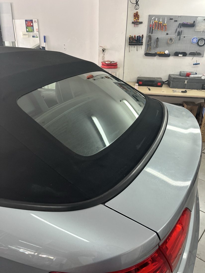 Lunette arrière en verre d'un cabriolet remplacée par GlassAuto Hyères