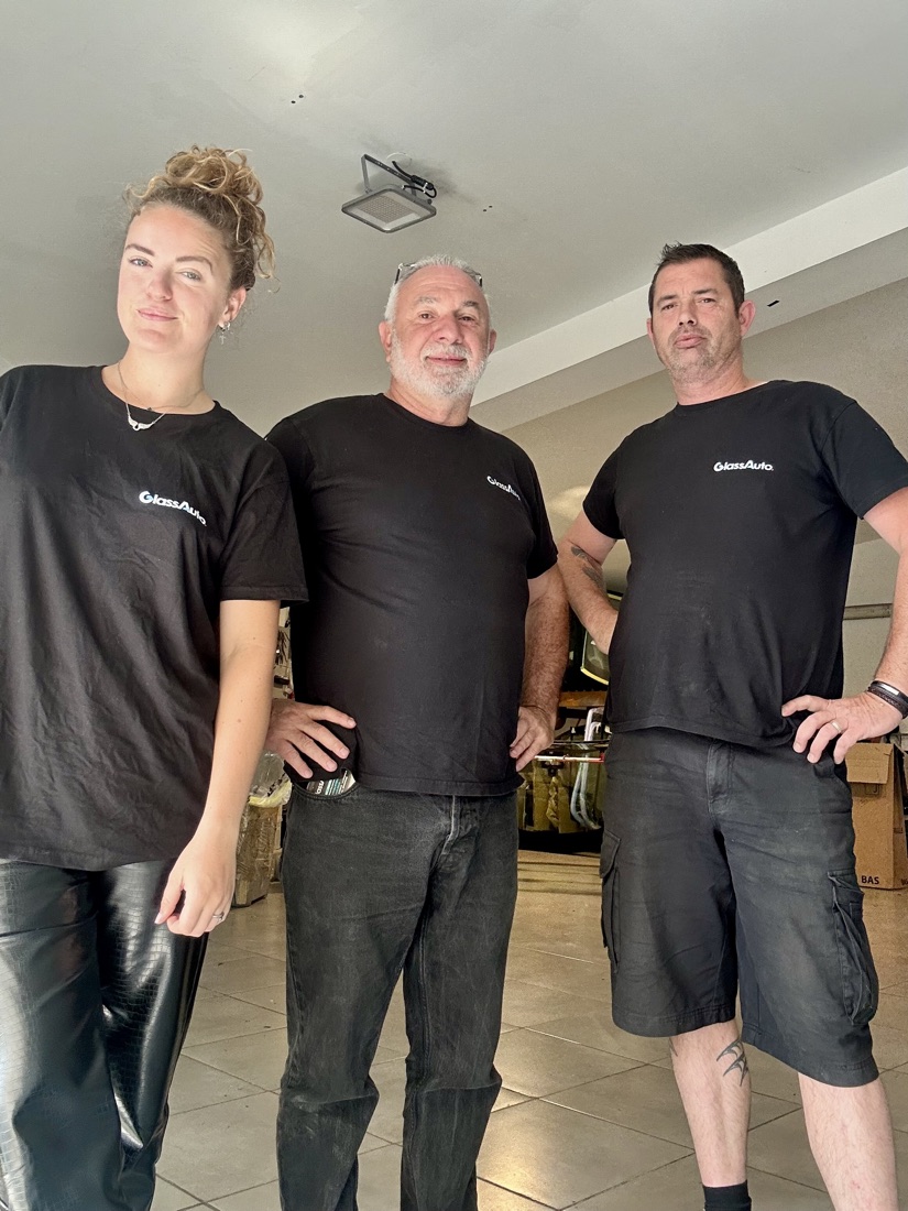 L'équipe GlassAuto Hyères dans son atelier, 15 avenue Riondet